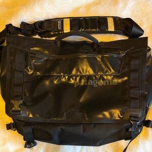 Patagonia Black Hole Messenger Bag